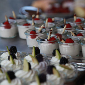 Dessert im Glas mit Obst