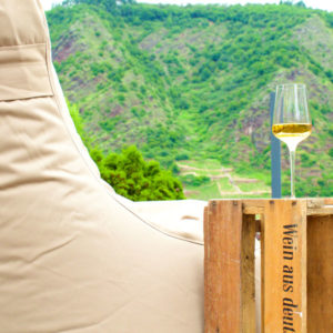 Sitzsack mit Weinglas und Bergblick