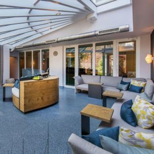Lounge im Wintergarten mit Sofas