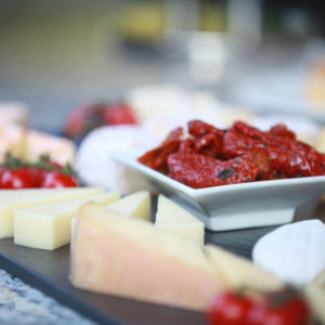 Käse und Tomaten auf Steinplatte