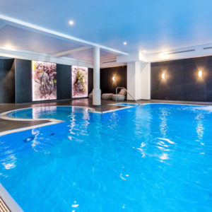 Pool von der Seite und Wanddeko