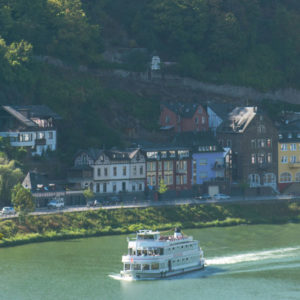 Ausblick auf die Mosel mit Schiff