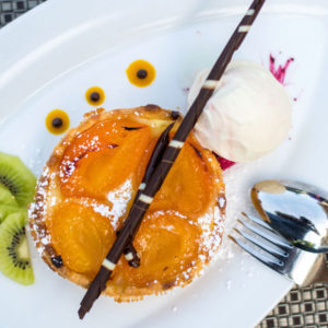Obstkuchen mit Eis