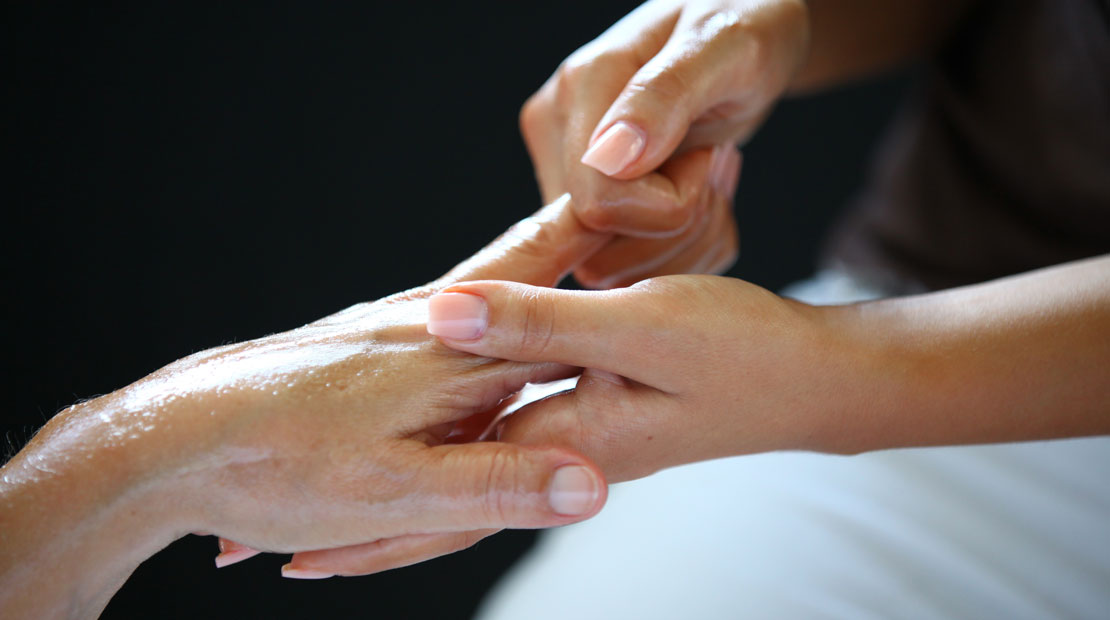 Finger werden mit Öl massiert