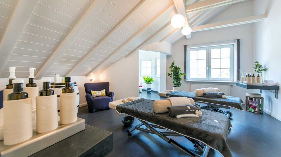 2 Massageliegen und Produkte im Anwendungsraum