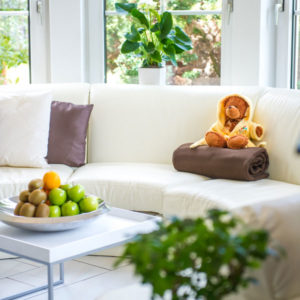 Teddybär auf einer Couch in der Wellness Lounge