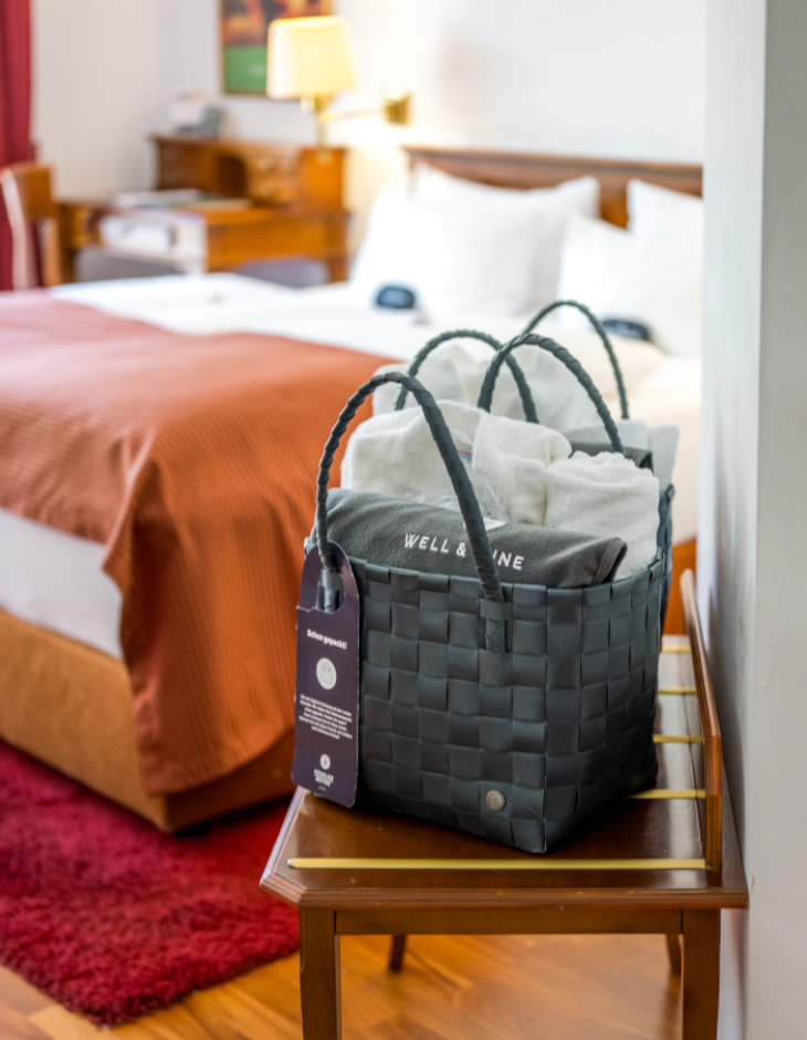 gepackte Wellnesstasche im Zimmer