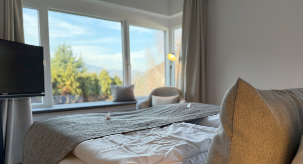 Blick vom Bett auf die Fenster im Kabinett