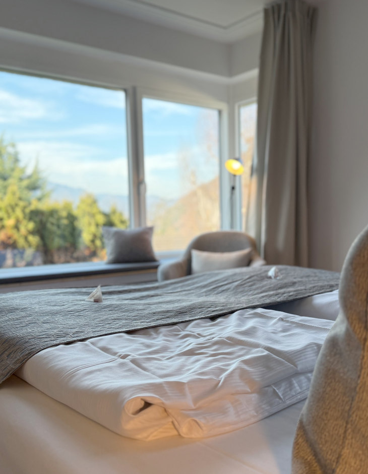 Blick vom Bett auf das Fenster im Kabinett