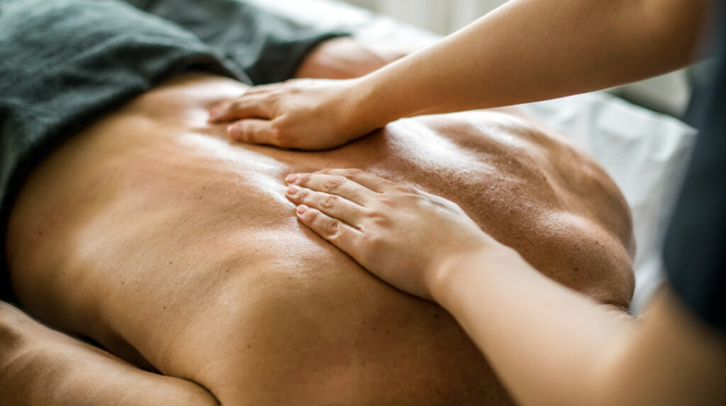 Mann bekommt eine Rückenmassage