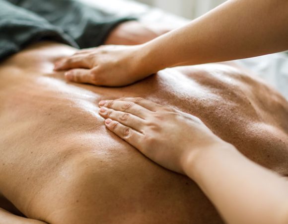 Mann bekommt eine Rückenmassage