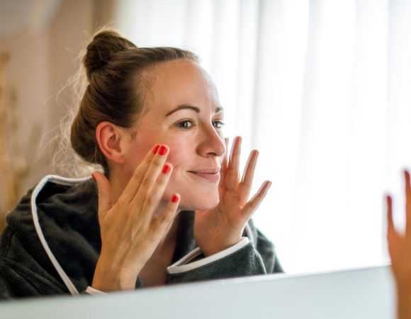 Gesichtsbehandlung-Frau2