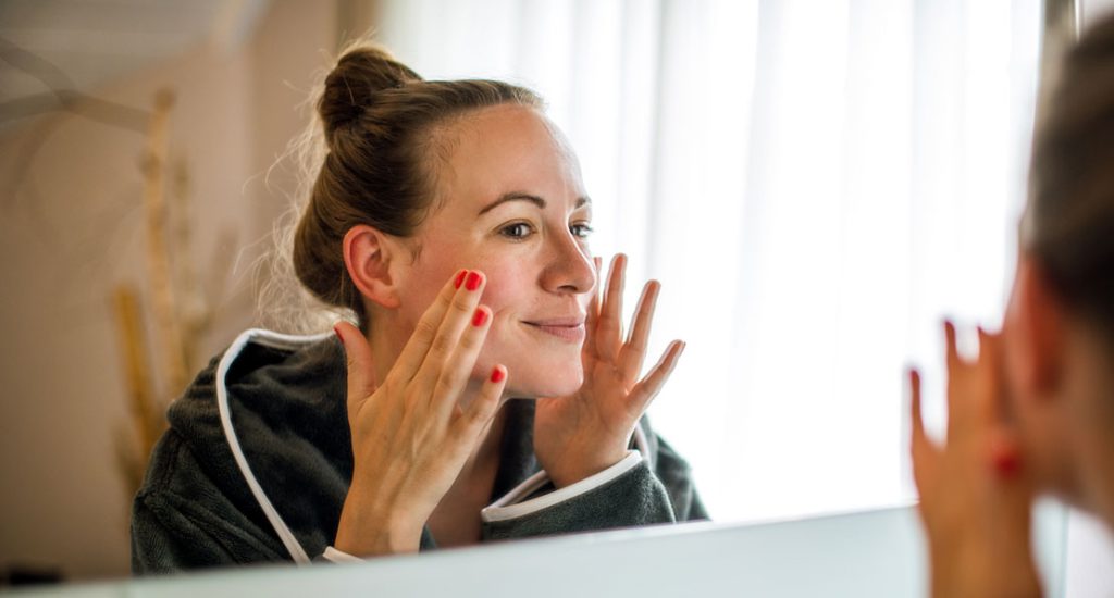 Gesichtsbehandlung-Frau2