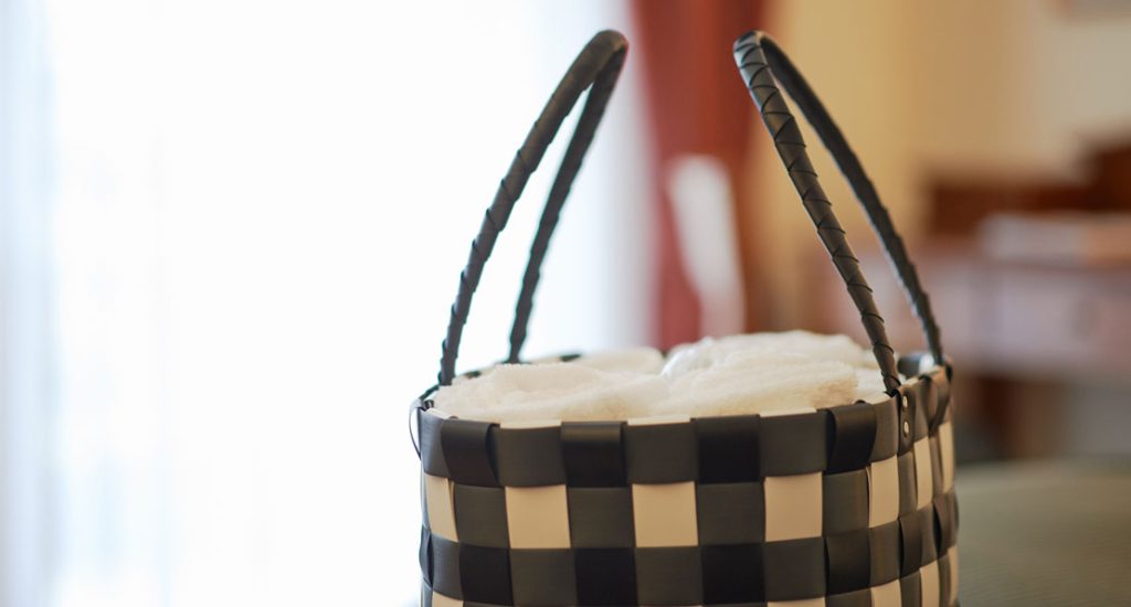 Tasche mit Handtüchern im Zimmer Auslese