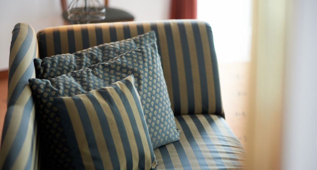 Kissen auf Sofa im Detail im Zimmer Auslese
