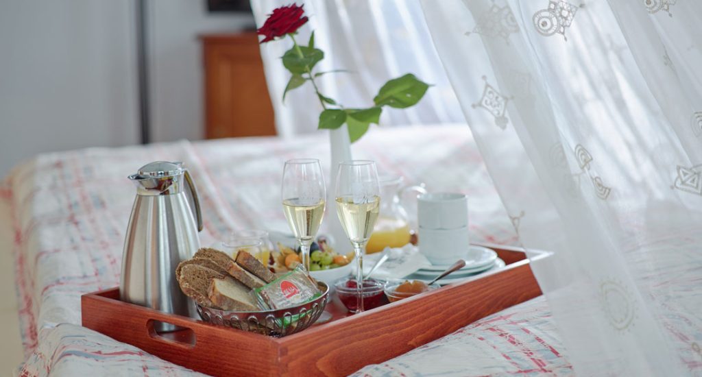 Frühstück im Bett im Zimmertyp Beerenauslese