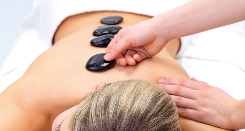 Hotstone Massage bei Frau im Spa