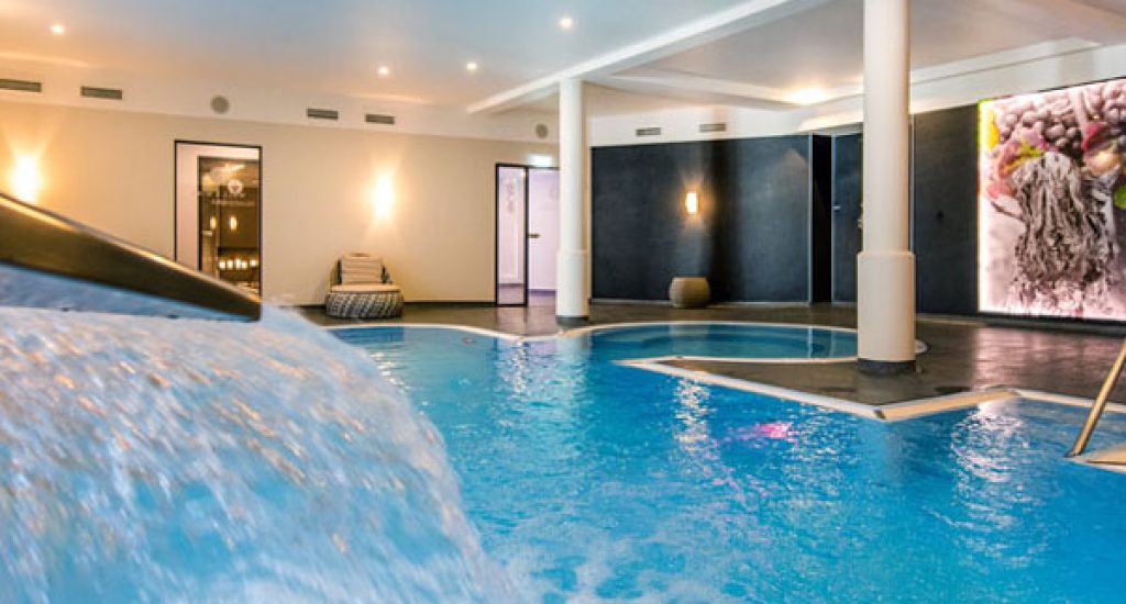 Seitenansicht des Pools im Wellnessbereich