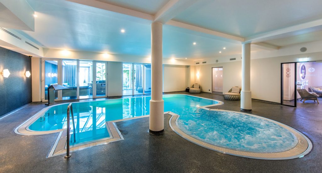 Komplettansicht Hallenbad mit Whirlpool