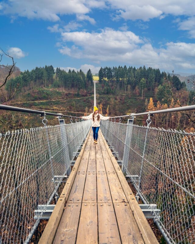 Was für ein tolles Bild der Hängeseilbrücke Geierlay. Die beeindruckende Fußgängerbrücke ist immer einen Ausflug wert - und nur rund 20 Kilometer von uns entfernt!

Foto: Herman Desmet

#geierlay #cochem #rheinlandpfalz #hängeseilbrücke #geierlayhängeseilbrücke 

@geierlay.haengeseilbruecke