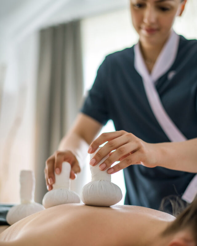 𝗨𝗻𝘀𝗲𝗿 𝗧𝗶𝗽𝗽 𝗮𝘂𝘀 𝗱𝗲𝗿 𝗦𝗽𝗮 𝗩𝗶𝗹𝗹𝗮: 𝗤𝘂𝗮𝗿𝘇𝘀𝗮𝗻𝗱𝘀𝘁𝗲𝗺𝗽𝗲𝗹-𝗧𝗿𝗲𝗮𝘁𝗺𝗲𝗻𝘁 💆‍♀️
Die sanfte Druckmassage mit den wärmespeichernden Quarzsandstempeln ermöglicht eine gezielte Temperaturstimulation und regt die Reflexzonen der Haut an. Dies entspannt die Muskeln und hat eine Reflexwirkung auf die inneren Organe. Gleichzeitig wird der gesamte Energiefluss Ihres Körpers aktiviert und Energieblockaden werden gelöst. Lassen Sie sich von unseren erfahrenen Therapeutinnen verwöhnen!

#hotelkesslermeyer #wellandwine #mosel #cochem #spa #wellness #massage #relax #psammo #psammotherapy