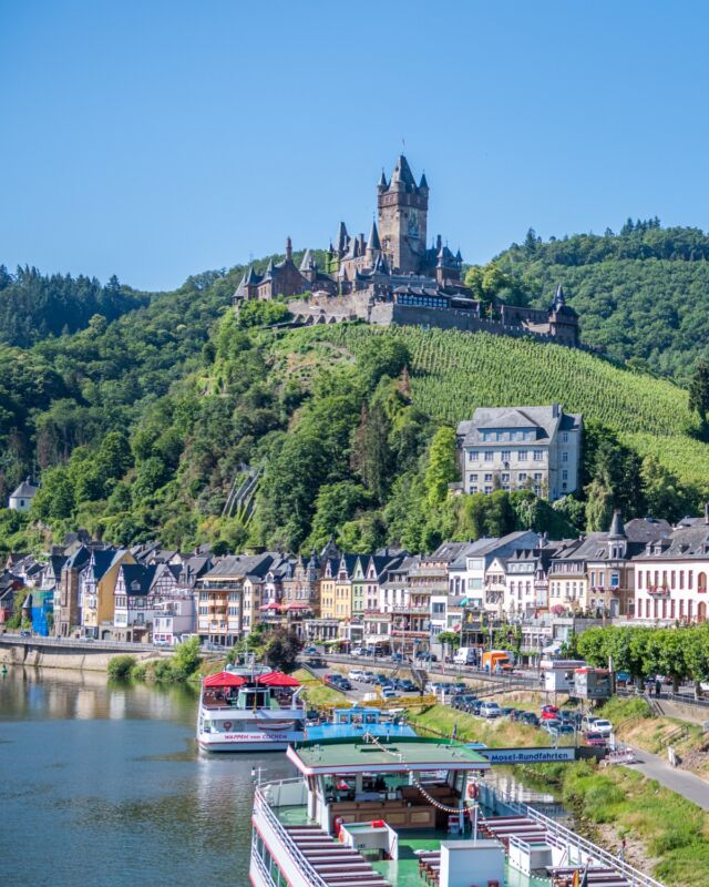 𝗔𝗻𝗴𝗲𝗯𝗼𝘁: 𝗢𝘀𝘁𝗲𝗿𝗻 𝗮𝗻 𝗱𝗲𝗿 𝗠𝗼𝘀𝗲𝗹 🌸🐰
Für die Ostertage haben wir Ihnen ein besonders attraktives Paket geschnürt. Folgende Leistungen sind enthalten:
⚪ vier Übernachtungen in der gebuchten Zimmerkategorie
⚪ tägliches warmes und kaltes Frühstücksbuffet 
⚪ tägliches Vier-Gang-Halbpensionsmenü mit frischem Salatbuffet
⚪ Begrüßungscocktail in unserem Restaurantbereich
⚪ Nutzung des Well & Wine Spa
⚪ attraktive Ausflüge und natürlich alle Keßler Meyer Inklusivleistungen

Alle Infos und Buchung zum Bestpreis auf unserer Webseite! 

#ostern #osterurlaub #easter #froheostern #ostereier #urlaub #instatravel #wein #weeandwine #wellness #osterferien #ferienlandcochem #mosel #moselliebe