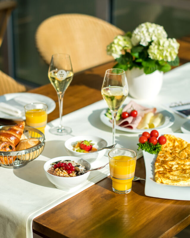 Wir wünschen Ihnen frohe Pfingsten! Mit unserem reichhaltigen kalt-warmen Frühstücksbuffet starten Sie hervorragend in den Feiertag! Und bei gutem Wetter speisen Sie am schönsten auf unserer Terrasse.

#pfingsten #auszeit #moselliebe