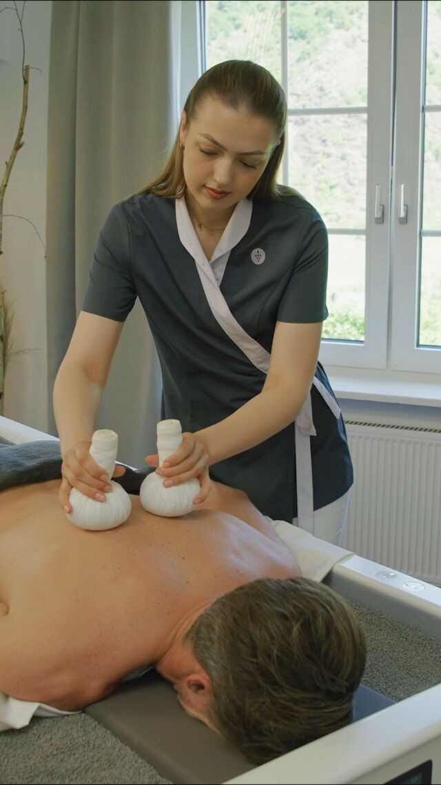 Highlight in unserer #Spa Villa: Das Psammo-Konzept von Gharieni! Warmer #Quarzsand bettet den Körper optimal und erzeugt einen Kokon-Effekt, indem er die Gliedmaßen mit warmem Sand umgibt. Das tut besonders gut bei Migräne, Kopfschmerz oder Muskelverspannungen!
